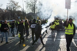 Những người ủng hộ phong trào "Áo vàng" biểu tình bạo loạn tại Paris, Pháp ngày 17/11/2018. (Ảnh: AFP/TTXVN)