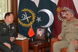 Tướng Trương Hựu Hiệp (trái) và Tướng Qamar Javed Bajwa. (Nguồn: thenews.com.pk)