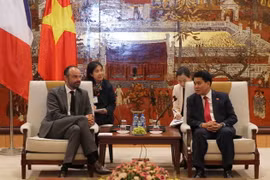 Chủ tịch Ủy ban nhân dân thành phố Hà Nội Nguyễn Đức Chung tiếp Thủ tướng Cộng hòa Pháp Édouard Philippe. (Ảnh: Lâm Khánh/TTXVN)