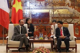 Chủ tịch Ủy ban nhân dân thành phố Hà Nội Nguyễn Đức Chung tiếp Thủ tướng Cộng hòa Pháp Édouard Philippe. (Ảnh: Lâm Khánh/TTXVN)