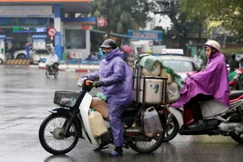[Photo] Người dân lao động Hà Nội chống chọi với giá rét