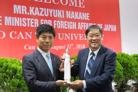 Hiệu trưởng Đại học Cần Thơ, giáo sư Hà Thanh Toàn tặng quà lưu niệm cho Thứ trưởng Ngoại giao Nhật Bản Kazuyuki Nakane. (Ảnh: Ánh Tuyết/TTXVN)