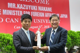 Hiệu trưởng Đại học Cần Thơ, giáo sư Hà Thanh Toàn tặng quà lưu niệm cho Thứ trưởng Ngoại giao Nhật Bản Kazuyuki Nakane. (Ảnh: Ánh Tuyết/TTXVN)