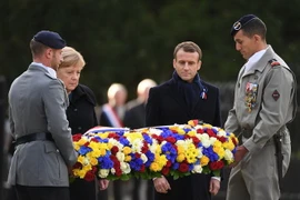 Tổng thống Pháp Emmanuel Macron (thứ 2 phải) và Thủ tướng Đức Angela Merkel (thứ 2 trái) đặt hoa tại lễ kỷ niệm ngày kết thúc Chiến tranh Thế giới thứ nhất ở Compiègne, Pháp, ngày 10/11/2018. (Ảnh: AFP/TTXVN)