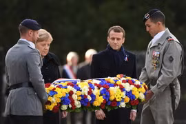 Tổng thống Pháp Emmanuel Macron (thứ 2 phải) và Thủ tướng Đức Angela Merkel (thứ 2 trái) đặt hoa tại lễ kỷ niệm ngày kết thúc Chiến tranh Thế giới thứ nhất ở Compiègne, Pháp, ngày 10/11/2018. (Ảnh: AFP/TTXVN)