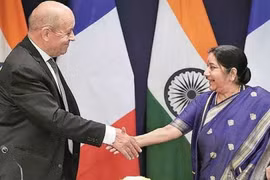 Ngoại trưởng Ấn Độ Sushma Swaraj (phải) và Ngoại trưởng Pháp Jean-Yves Le Drian trong cuộc hội đàm tại New Delhi, Ấn Độ ngày 15/12/2018. (Ảnh: THX/TTXVN)