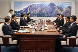 Phái đoàn Hàn Quốc (phải) và Triều Tiên (trái) tại cuộc đàm phán cấp cao liên Triều ở làng đình chiến Panmunjom ngày 1/6. (Nguồn: Kyodo/TTXVN)