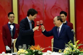Tối 8/11/2017, tại Hà Nội, Thủ tướng Nguyễn Xuân Phúc chiêu đãi trọng thể Thủ tướng Canada Justin Trudeau. (Ảnh: Thống Nhất/TTXVN)