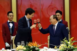 Tối 8/11/2017, tại Hà Nội, Thủ tướng Nguyễn Xuân Phúc chiêu đãi trọng thể Thủ tướng Canada Justin Trudeau. (Ảnh: Thống Nhất/TTXVN)