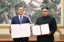 Nhà lãnh đạo Triều Tiên Kim Jong-un (phải) và Tổng thống Hàn Quốc Moon Jae-in tại hội nghị thượng đỉnh ở Bình Nhưỡng ngày 19/9/2018. (Ảnh: AFP/TTXVN)