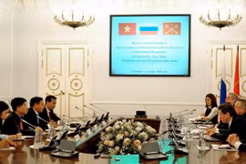 Cuộc gặp làm việc giữa quyền Thống đốc Saint-Petersburg, ông Aleksander Beglov với Đại sứ Việt Nam tại Liên bang Nga Ngô Đức Mạnh tại trụ sở chính quyền Saint-Peterburg đã thảo luận các hoạt động giao lưu cụ thể. (Ảnh: Tâm Hằng/TTXVN)