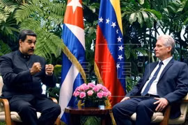 Tân Chủ tịch Cuba Miguel Díaz-Canel Bermúdez (phải) tiếp Tổng thống Venezuela Nicolás Maduro. (Nguồn: EFE)