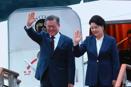 Tổng thống Hàn Quốc Moon Jae-in (trái) và phu nhân Kim Jung-sook về tới sân bay Seoul ở Seoungnam sau chuyến thăm Triều Tiên ngày 20/9/2018. (Ảnh: Yonhap/TTXVN)