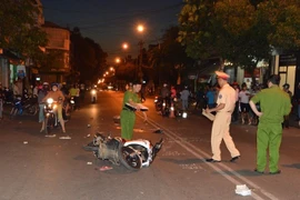 [Video] Xe ben mất lái đâm vào bảy xe gắn máy, 6 người bị thương nặng