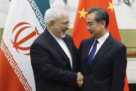 Ngoại trưởng Trung Quốc Vương Nghị (phải) và Ngoại trưởng Iran Mohammad Javad Zarif trong cuộc gặp tại Bắc Kinh, Trung Quốc ngày 13/5. (Ảnh: AFP/TTXVN)