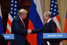 Tổng thống Mỹ Donald Trump (trái) và Tổng thống Nga Vladimir Putin trong cuộc họp báo chung sau hội nghị thượng đỉnh ở Helsinki, Phần Lan ngày 16/7. (Nguồn: AFP/TTXVN)