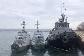 Ba tàu hải quân Ukraine bị lực lượng tuần duyên thuộc Cơ quan An ninh Liên bang Nga (FSB) bắt giữ do xâm phạm lãnh hải Nga ở Eo biển Kerch ngày 25/11/2018. (Ảnh: THX/TTXVN)
