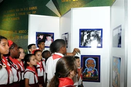 Đông đảo học sinh, sinh viên Cuba tham quan Triển lãm ảnh trong chuỗi sự kiện. (Ảnh: Lê Hà/TTXVN)