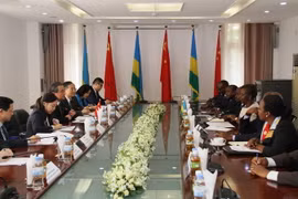 Ngoại trưởng Trung Quốc Vương Nghị (thứ 3, trái) và người đồng cấp Rwanda Louise Mushikiwabo (thứ 3, phải) tại cuộc gặp ở Kigali, Rwanda ngày 13/1. (Nguồn: THX/TTXVN)