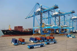 Xếp dỡ hàng hóa tại cảng ở Thanh Đảo, tỉnh Sơn Đông, Trung Quốc. (Ảnh: AFP/TTXVN)