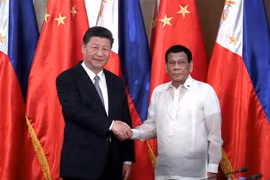 Tổng thống Philippines Rodrigo Duterte (phải) hội đàm với Chủ tịch Trung Quốc Tập Cận Bình đang ở thăm Manila ngày 20/11/2018. (Ảnh: THX/TTXVN)