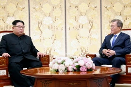 Tổng thống Hàn Quốc Moon Jae-in (phải) và nhà lãnh đạo Triều Tiên Kim Jong-un (trái) tại làng đình chiến Panmunjom ngày 27/4. (Nguồn: Yonhap/TTXVN)