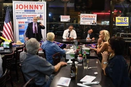 Ứng cử viên Quốc hội của đảng Cộng hòa Johnny Nalbandian phát biểu với những người ủng hộ tại Glendale, California, Mỹ ngày 10/10/2018. (Ảnh: AFP/TTXVN)