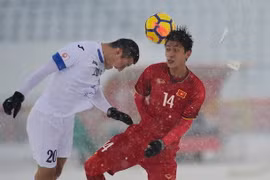 Pha tranh bóng giữa cầu thủ Uzbekistan với 