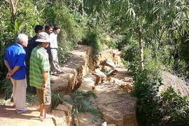 Xảy ra sạt lở đất nghiêm trọng dọc bờ sông Nhùng ở Quảng Trị