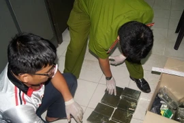 Hòa Bình: Bắt giữ hai đối tượng vận chuyển trái phép 8 bánh heroin