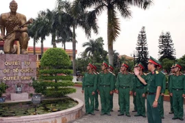 Sự vô lý của quan điểm đòi “Phi chính trị hóa Quân đội” 