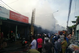 Thành phố Hồ Chí Minh: Cháy lớn thiêu rụi xưởng in và bao bì