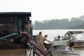 Tạm giữ 4 tàu khai thác cát trái phép trên tuyến sông Đuống