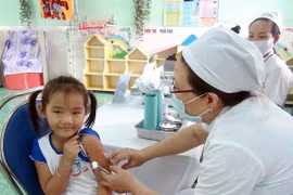 Quảng Ngãi: 12 học sinh nôn, ngất xỉu sau khi tiêm phòng sởi-Rubella