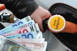 Giá dầu giảm tuần thứ hai liên tiếp do đồng USD mạnh lên