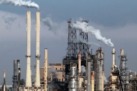 Giá dầu mỏ thế giới "lao dốc" do sản lượng tại Mỹ đạt kỷ lục mới