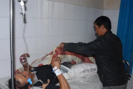 Lâm Đồng: Hỗ trợ người bị nạn trong vụ xe lao xuống vực