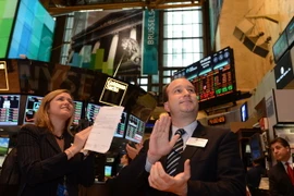 Hai chỉ số chứng khoán Dow Jones và S&P 500 lập kỷ lục mới