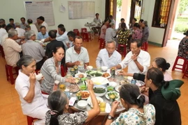 Tặng xe cứu thương Trung tâm điều dưỡng người có công Quảng Ngãi