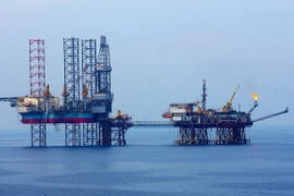 Các giàn khoan trên mỏ Bạch Hổ. (Ảnh: Huy Hùng/TTXVN)