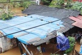 Mưa kéo dài khiến mực nước tại suối Nậm La, thành phố Sơn La dâng cao, gây ngập úng nhiều nhà cửa, hoa màu của người dân. (Ảnh: Nguyễn Cường/TTXVN)