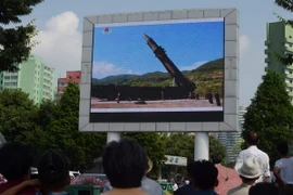 Người dân Triều Tiên theo dõi tin tức về vụ phóng tên lửa đạn đạo liên lục địa Hwasong-14 trên màn hình lớn gần một nhà ga xe lửa ở Bình Nhưỡng. (Nguồn: AFP/TTXVN)