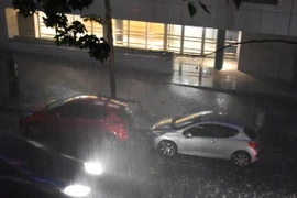 Các phương tiện di chuyển dưới mưa tại thủ đô Paris, Pháp ngày 9/7. (Nguồn: AFP/TTXVN)