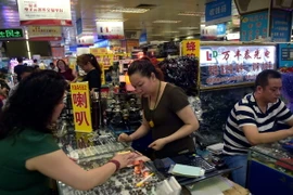 Người dân mua sắm tại trung tâm thương mại ở Thâm Quyến. (Nguồn: AFP/TTXVN)