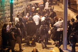 Xung đột giữa binh sỹ Israel và người biểu tình Palestine tại lối vào chính đền thờ Hồi giáo Al-Aqsa. (Nguồn: AFP/TTXVN)