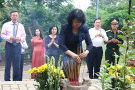 Phó Chủ tịch nước thắp hương tại mộ Nhà yêu nước Nguyễn An Ninh. (Ảnh: Tiến Lực/TTXVN)