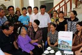 Chủ tịch Quốc hội Nguyễn Thị Kim Ngân tới thăm, tặng quà Mẹ Việt Nam Anh hùng Nguyễn Thị Thu. (Ảnh: Trọng Đức/TTXVN)