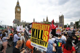 Người dân biểu tình tại trung tâm thủ đô nước Anh. (Nguồn: EPA/TTXVN)