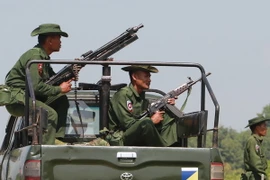 Binh sỹ Myanmar tuần tra tại khu vực Maungdaw, bang Rakhine. (Nguồn: AFP/TTXVN)