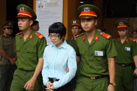 Bị cáo Huỳnh Thị Huyền Như bị đưa ra xét xử tại Tòa án Nhân dân Thành phố Hồ Chí Minh. (Ảnh: Thanh Vũ/TTXVN)